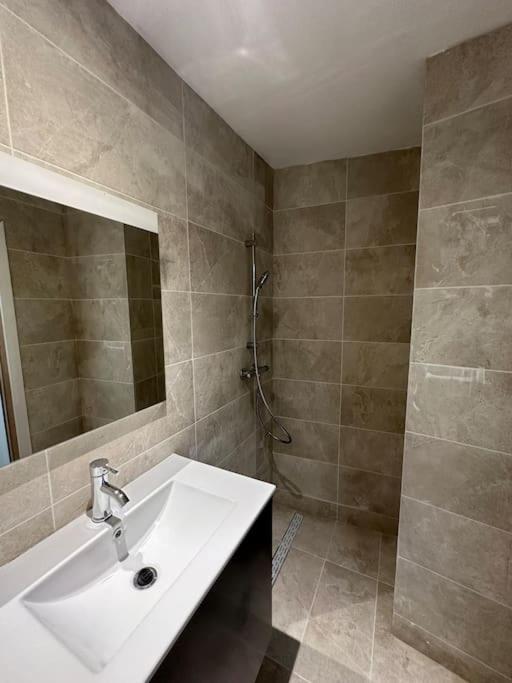 Appartement Entier Full Equipe Шарлероа Екстериор снимка